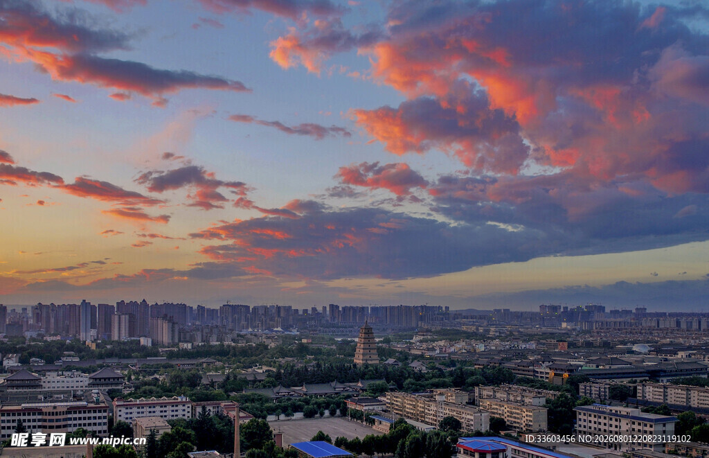城市上空绚丽晚霞景观