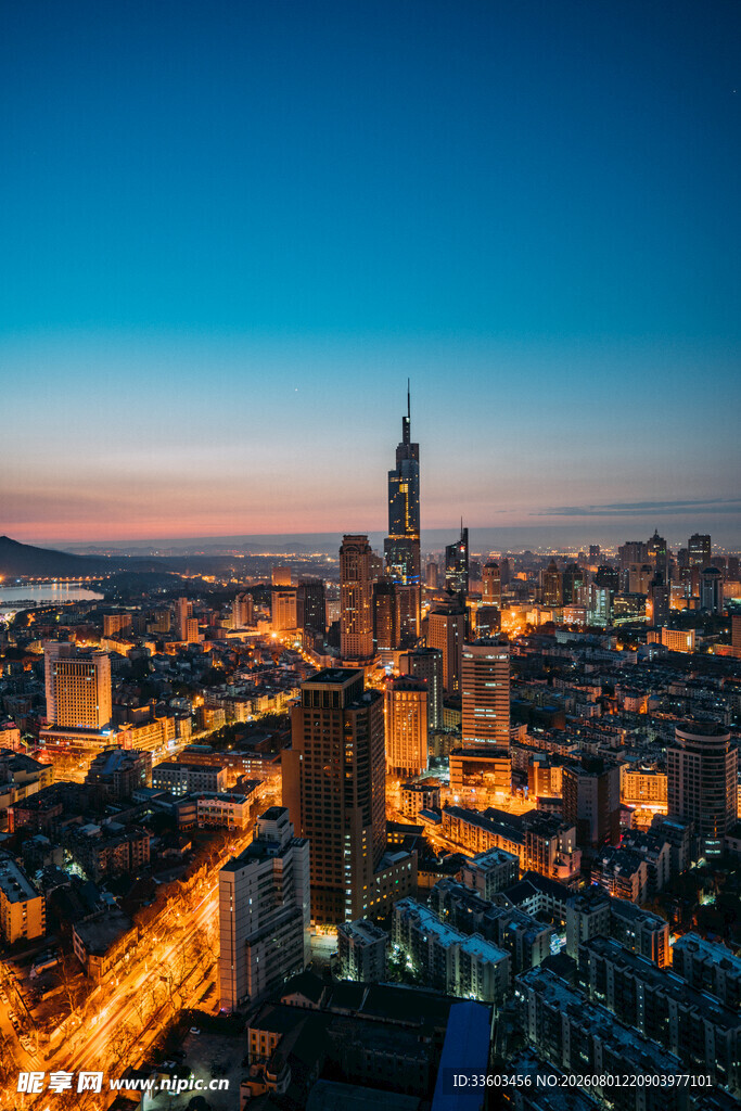 城市璀璨夜景与摩天大楼