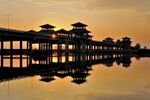 夕阳下的古桥美景