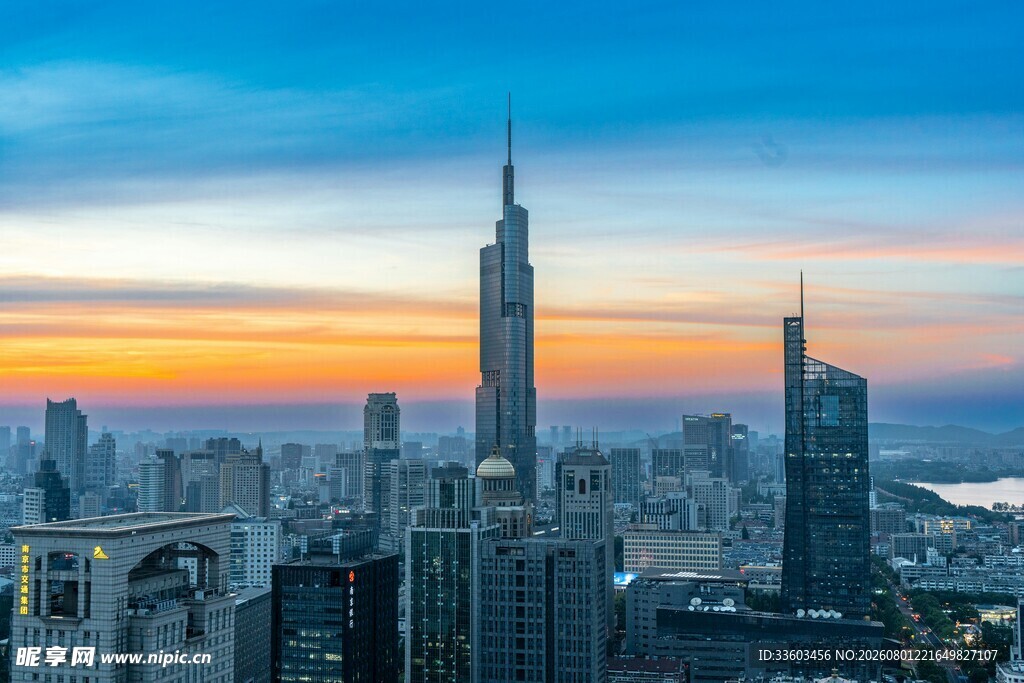 城市天际线的壮丽黄昏景色
