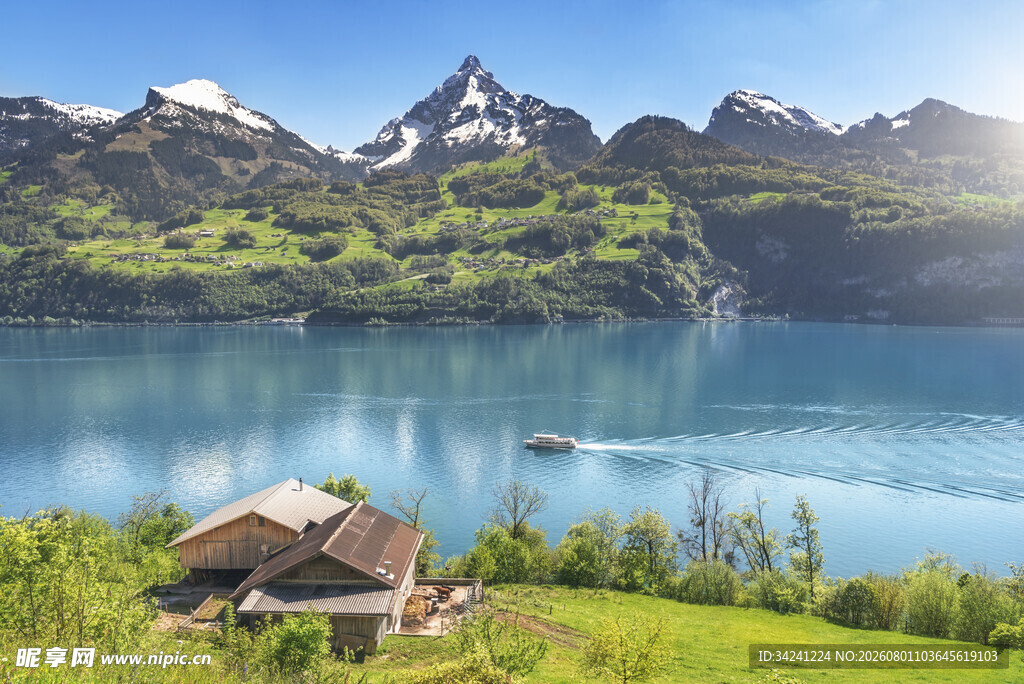 湖畔小屋与壮丽山景