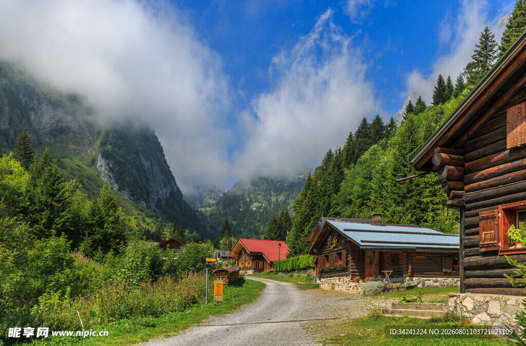 山间木屋美景