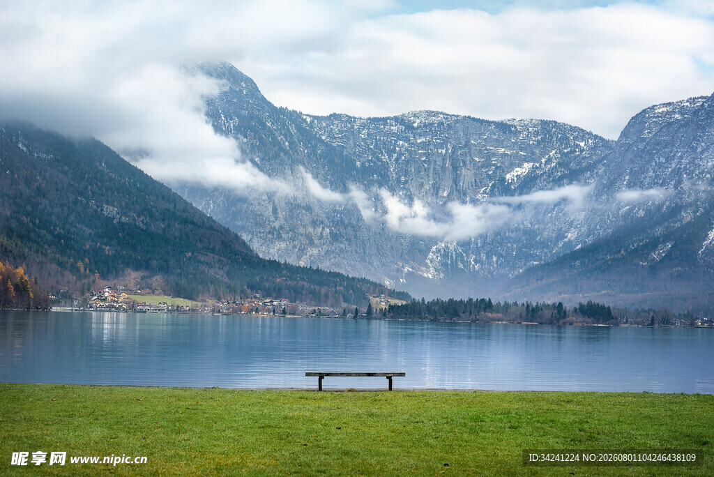 湖畔长椅远山云雾美景