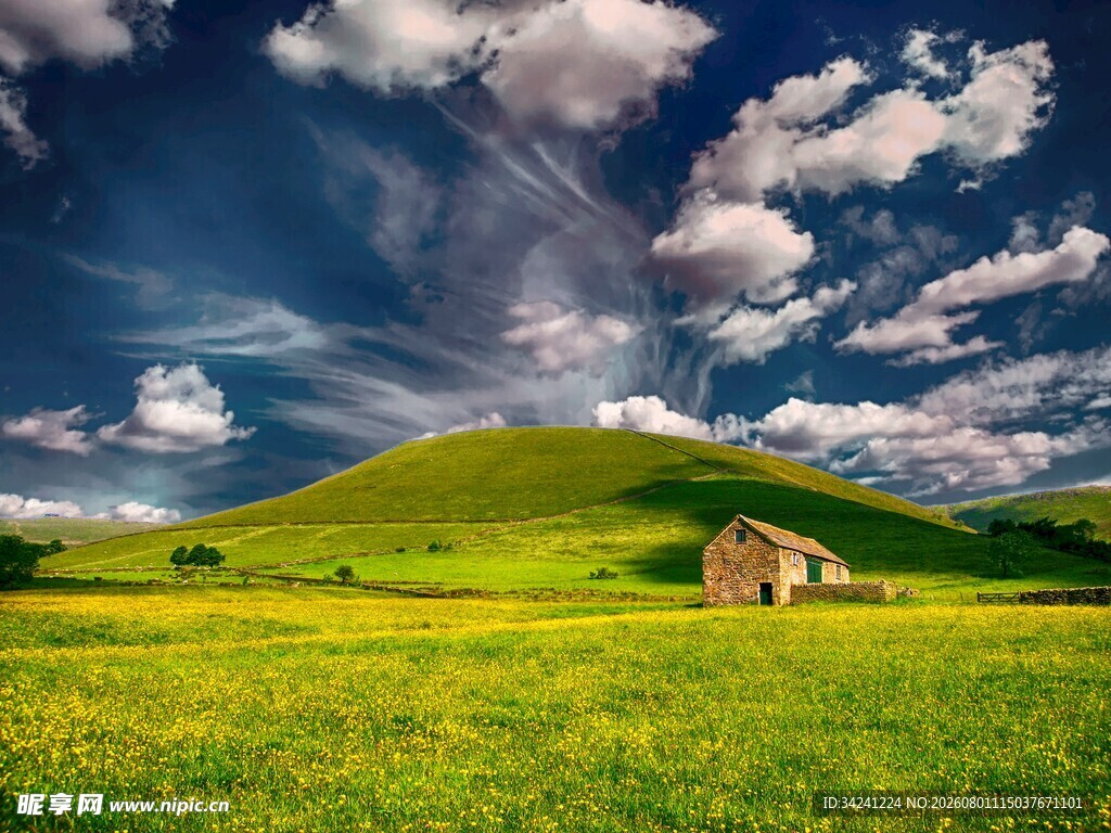 草原上的小屋与蓝天白云