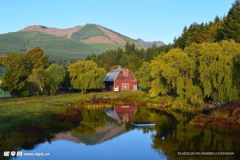 湖畔红屋青山绿树美景