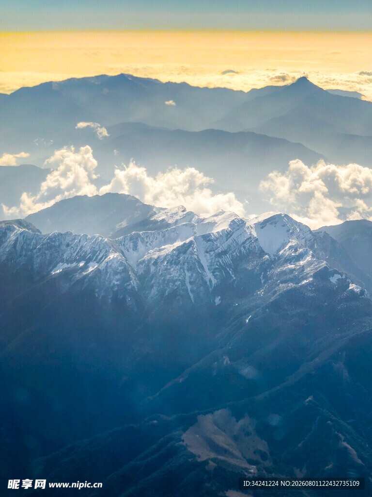壮丽云海环绕的巍峨山脉