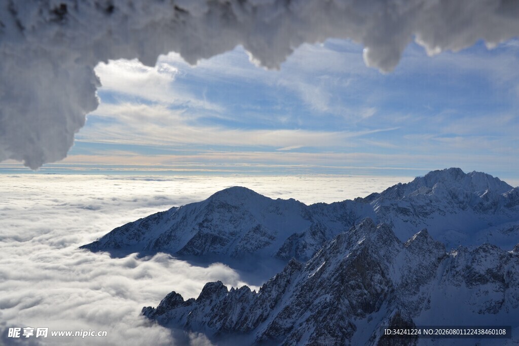 雪山云海间的壮丽景致