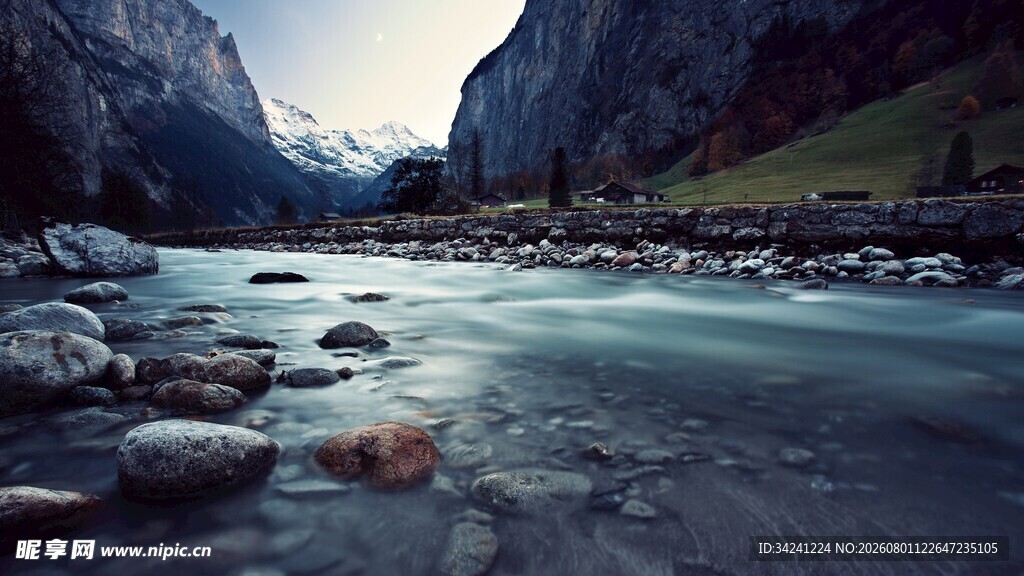 山间溪流石畔静谧美景