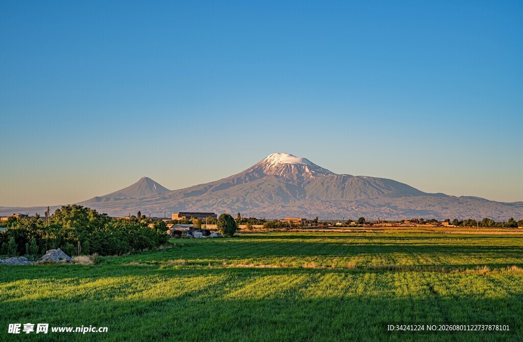 田园风光中的巍峨远山