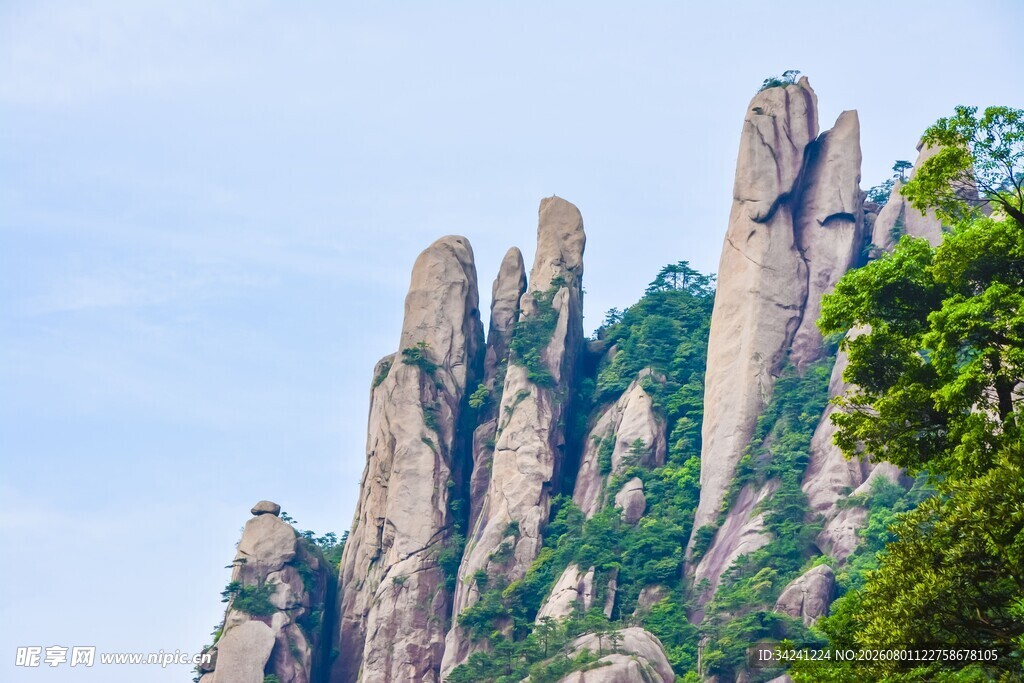 奇峰耸立的壮丽山景