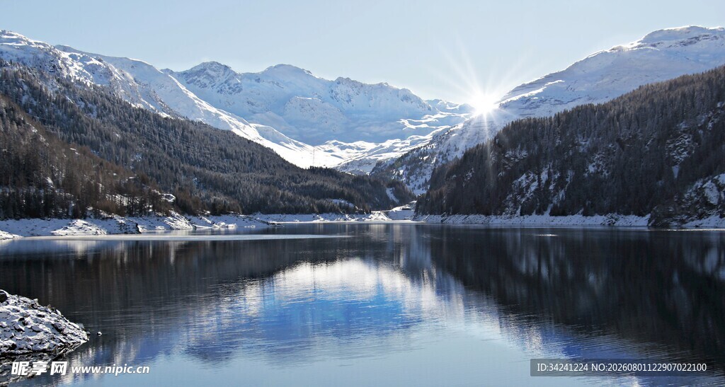 宁静高山湖泊美景