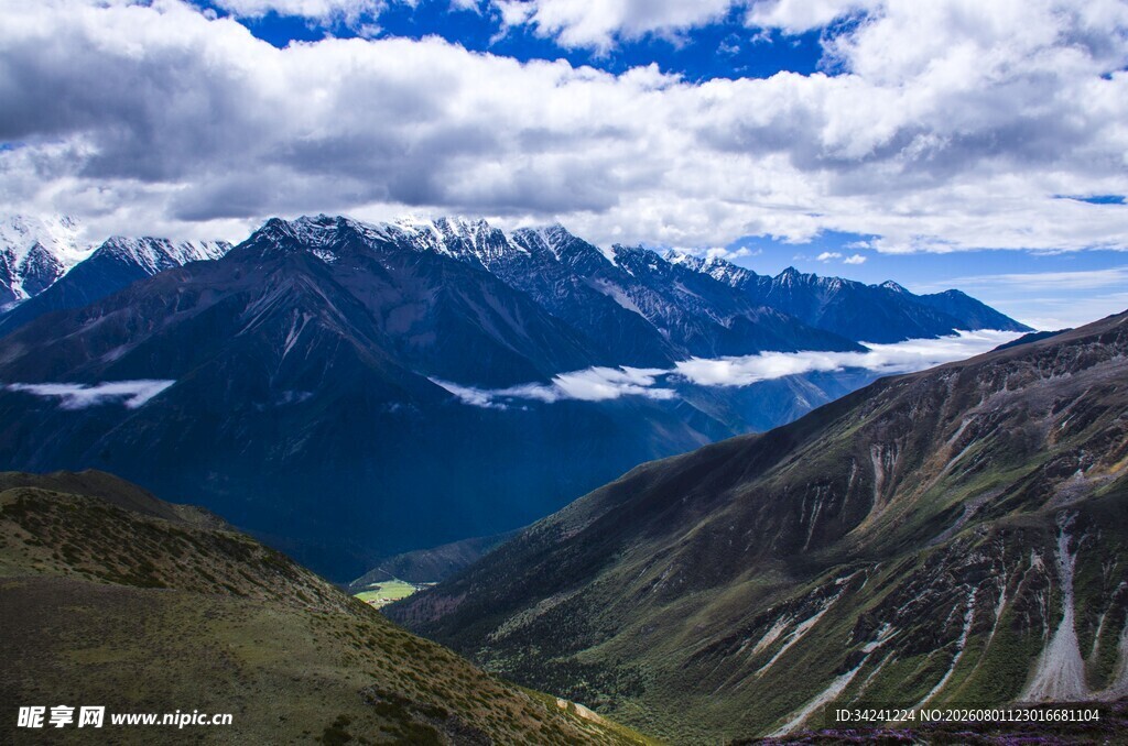 壮丽雪山山谷美景