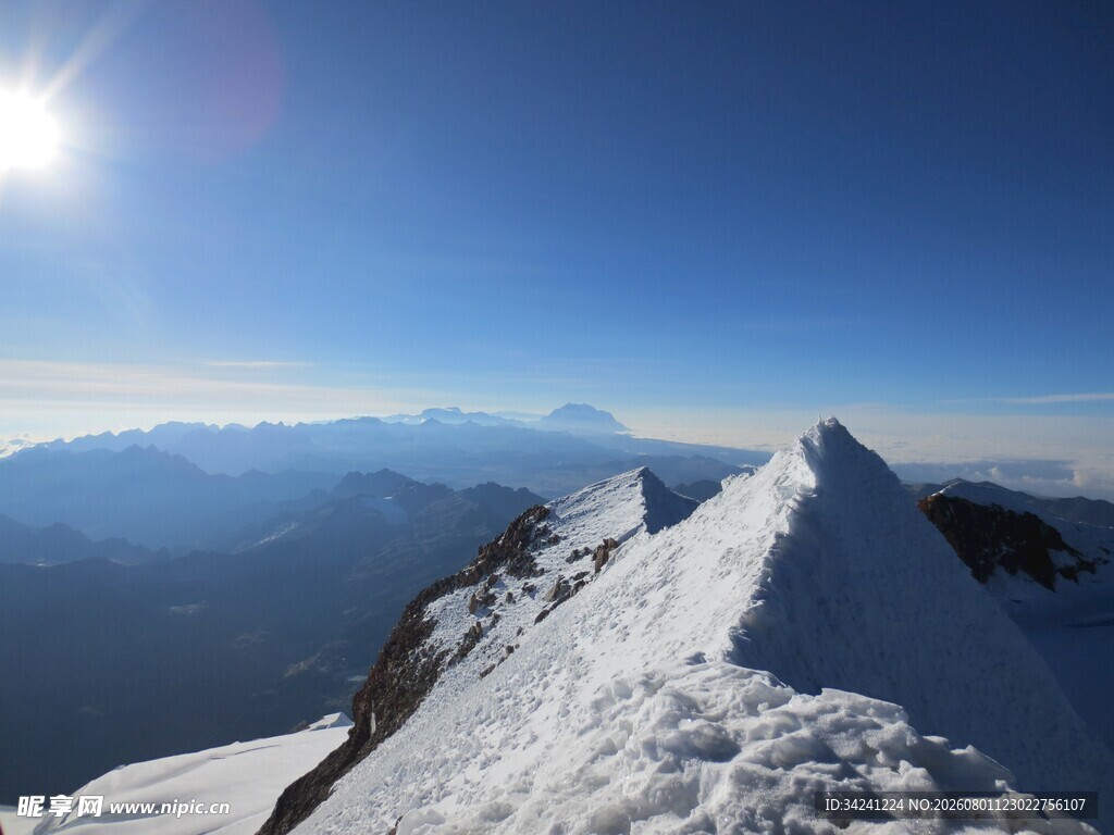 雪山之巅壮丽风光
