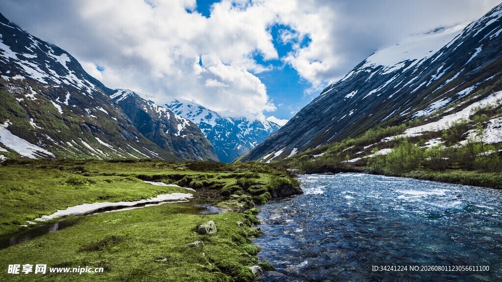 山间秀丽河谷风景