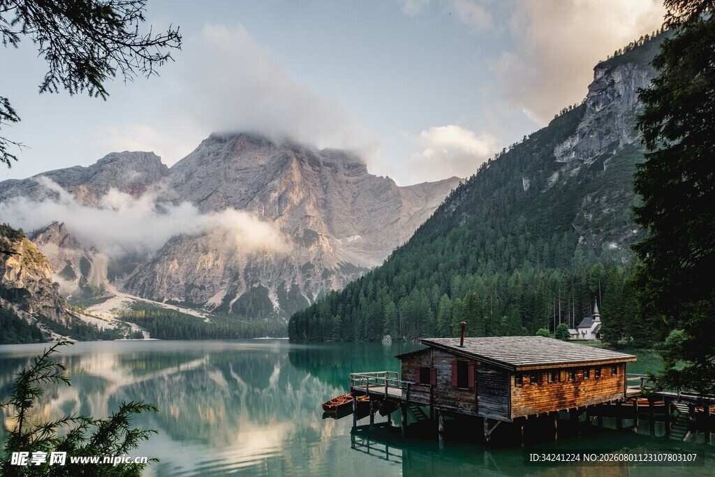 湖畔小屋与壮丽山景
