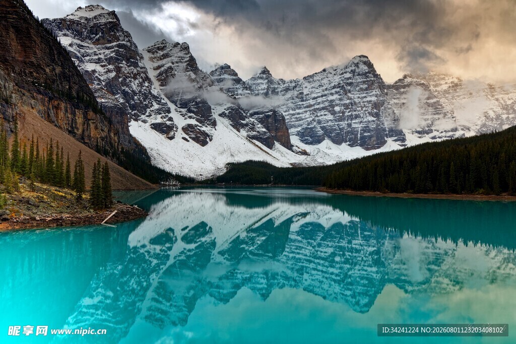 梦幻蓝湖映雪山美景