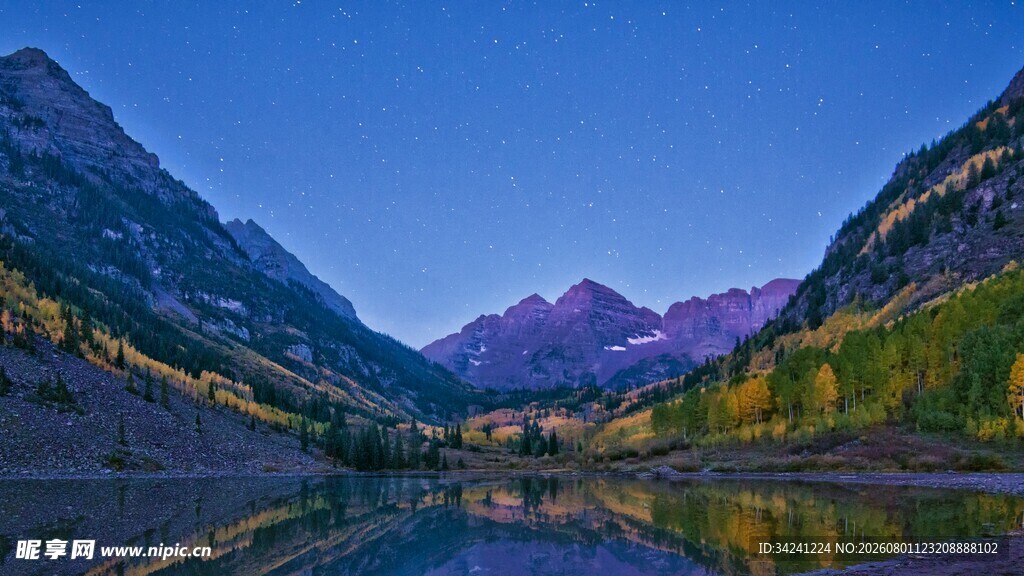 山间湖景秋色迷人