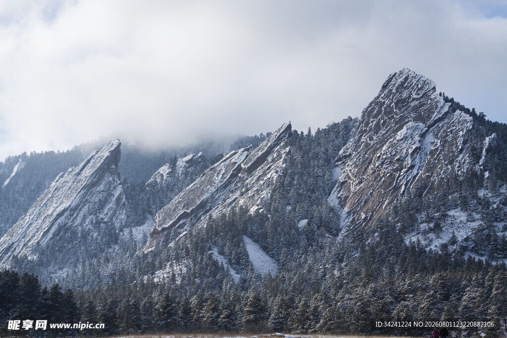 雪山巍峨壮丽景观