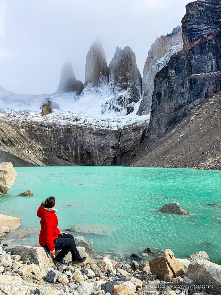 湖畔雪山美景