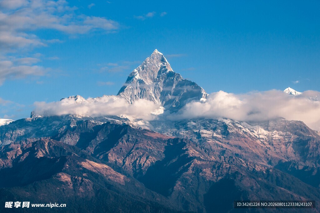 壮丽雪山云端巍峨之景