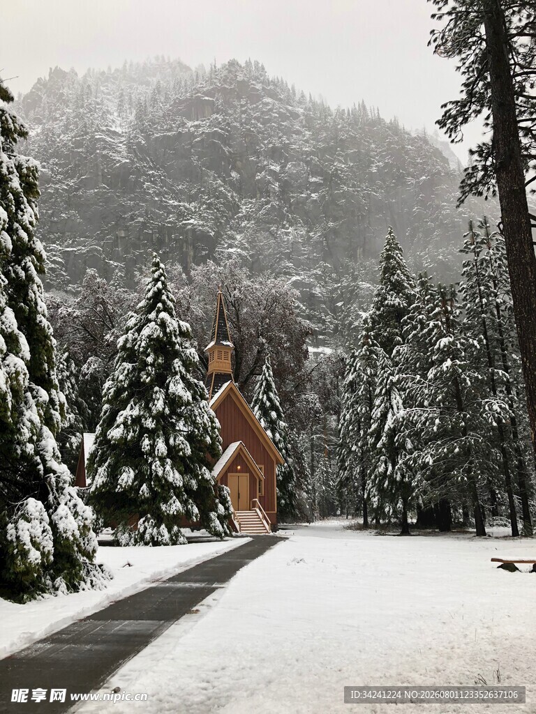 雪覆山林中的红顶小屋