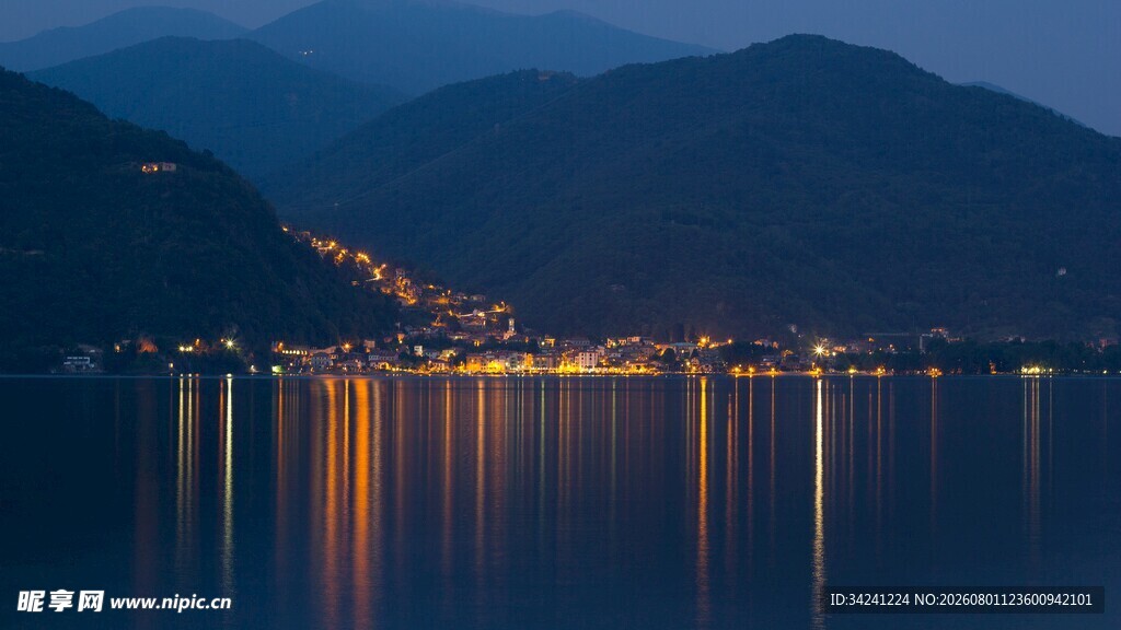 湖畔夜景灯火映山水