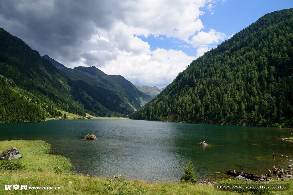 山间静谧湖景