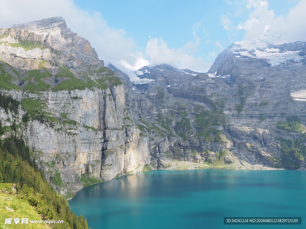 高山下的澄澈蓝湖美景