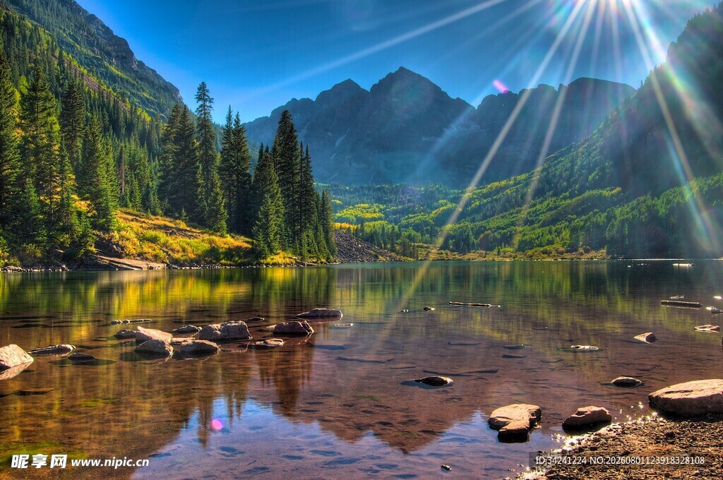 山间湖畔美景