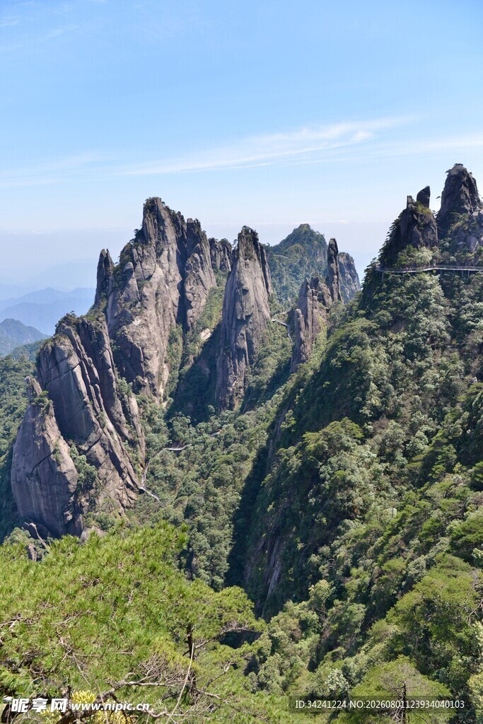 峻峭山峰与葱郁植被景观
