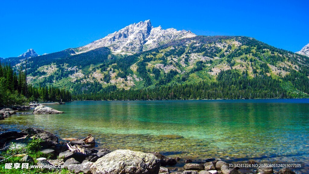 美丽湖畔的壮丽山景
