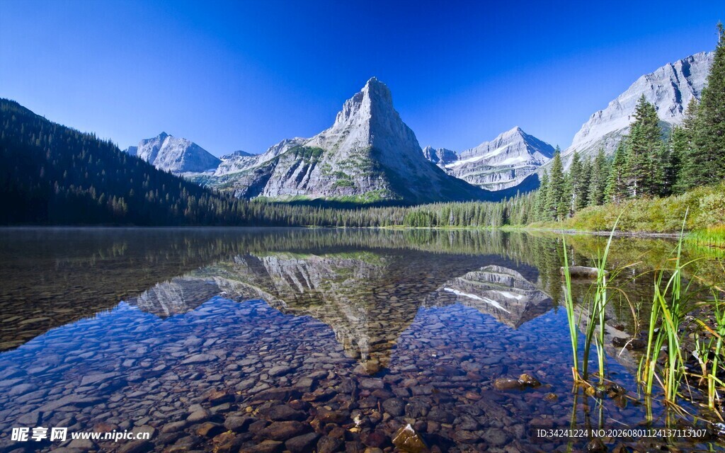 湖畔群山美景