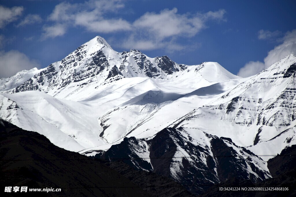 巍峨壮丽的雪山景观