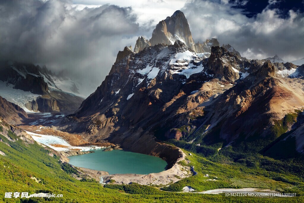 高山下的静谧湖泊美景