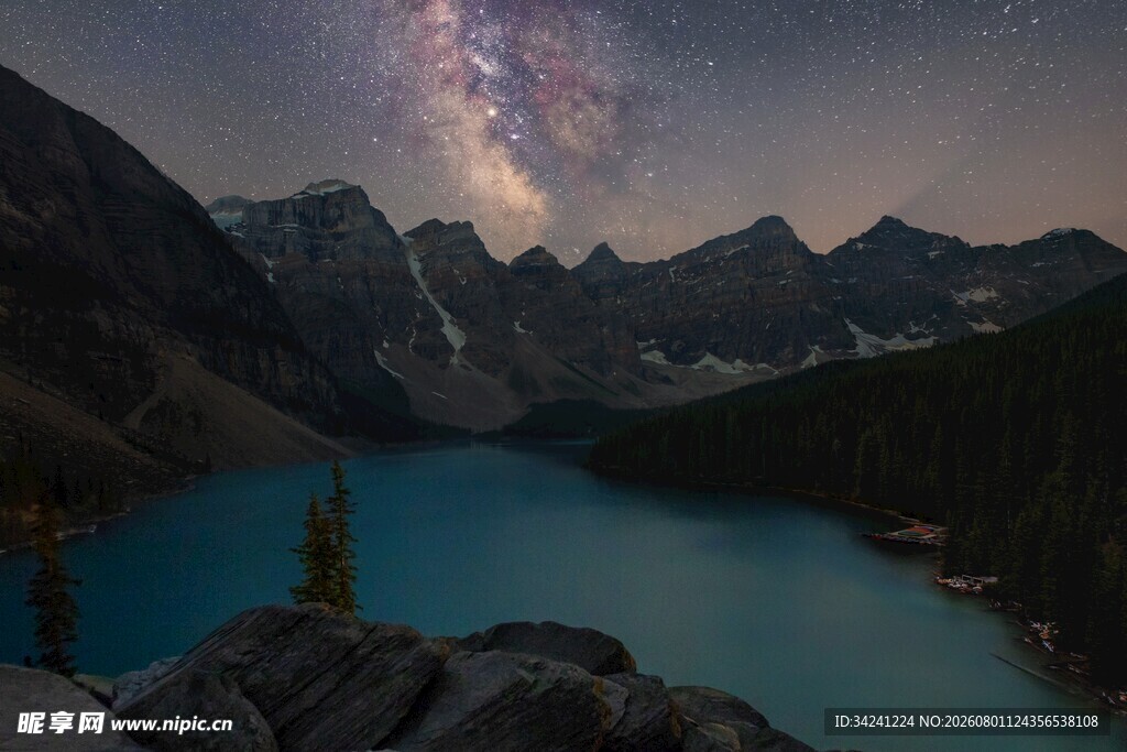 湖畔星空下的壮美山景