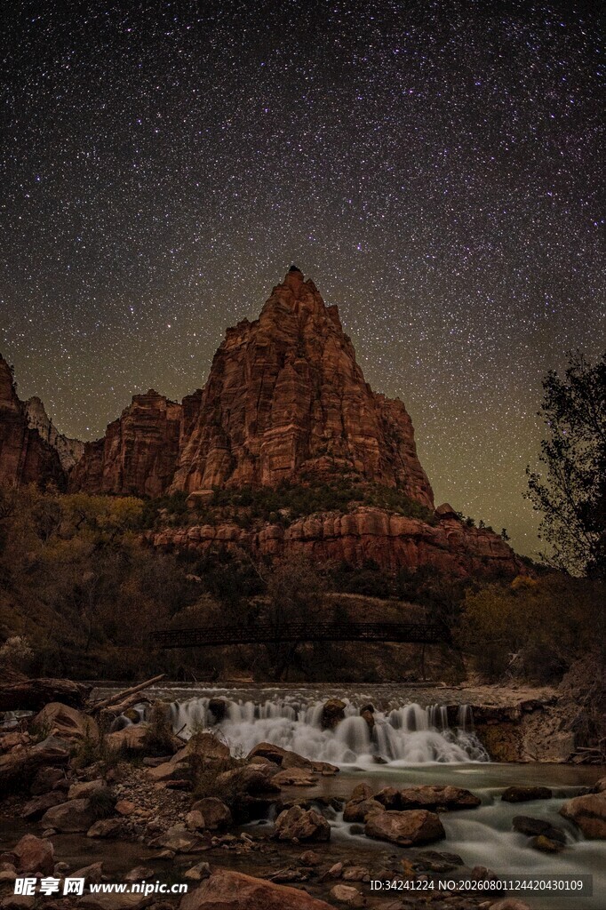 星空下的壮丽山间溪流