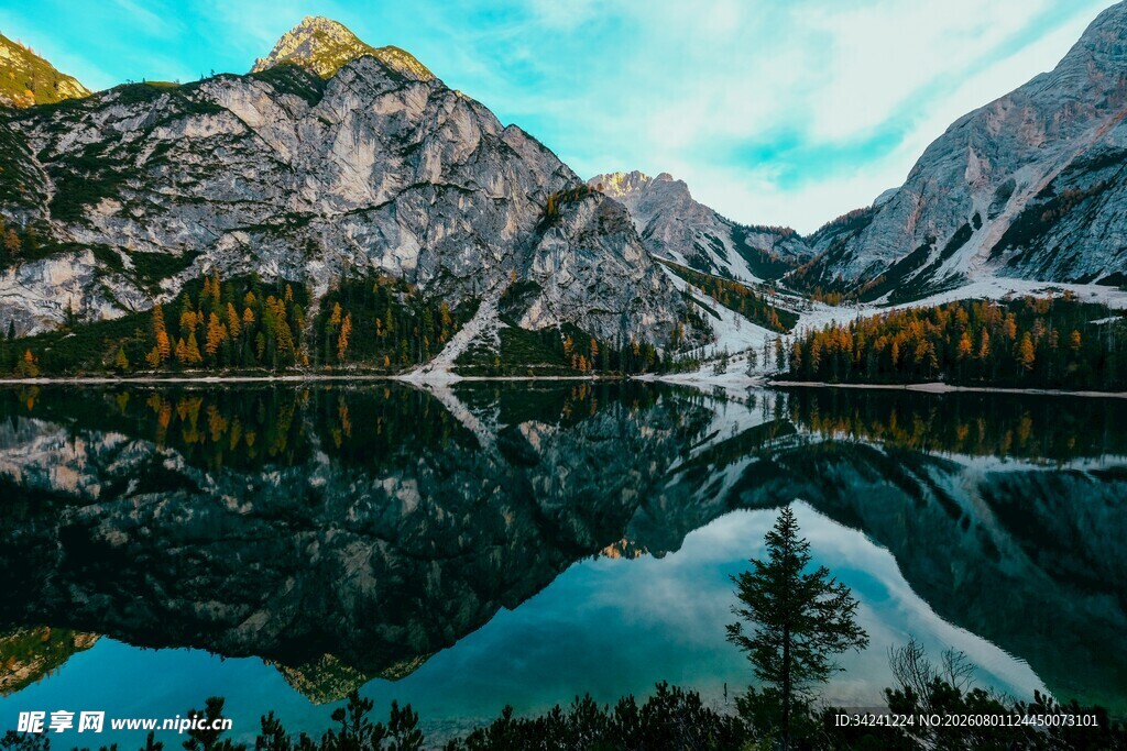 高山湖泊绝美倒影景观