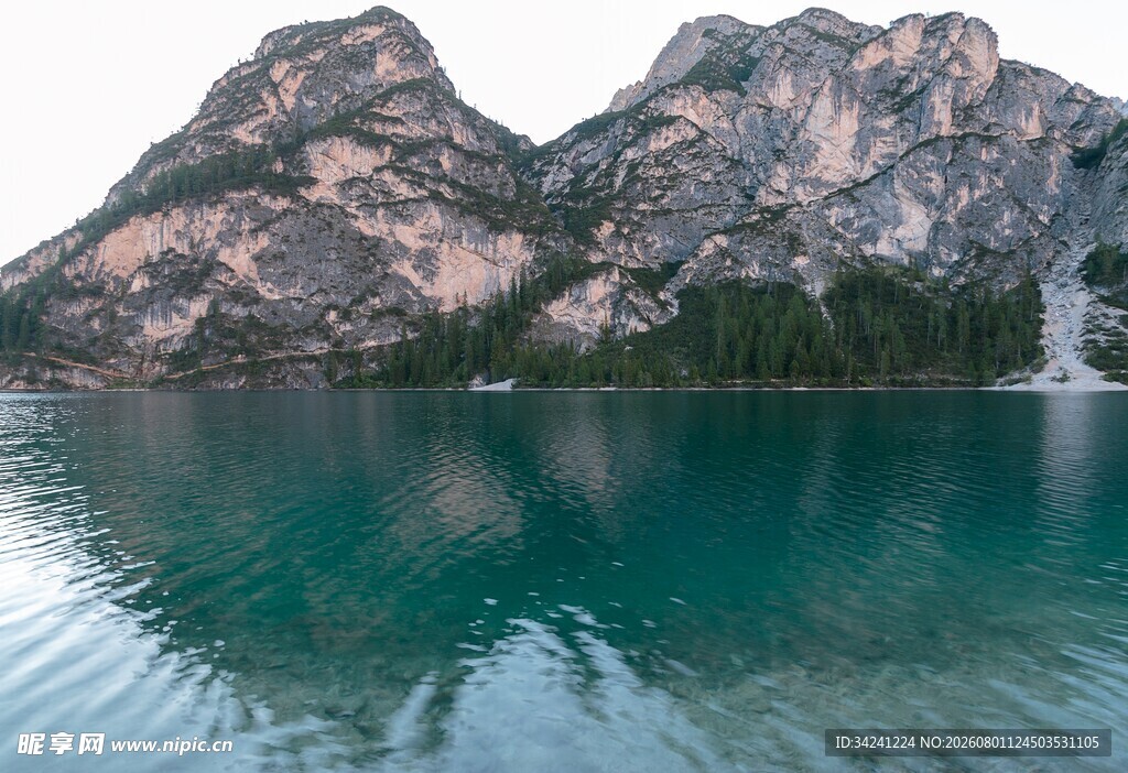 高山湖畔美景