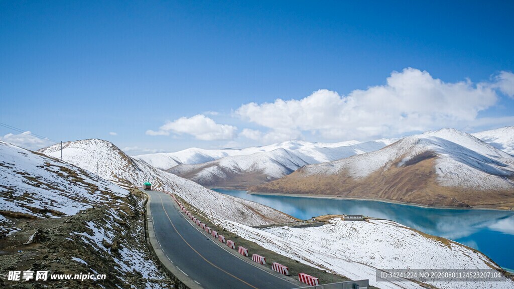 雪山公路旁的美丽湖泊