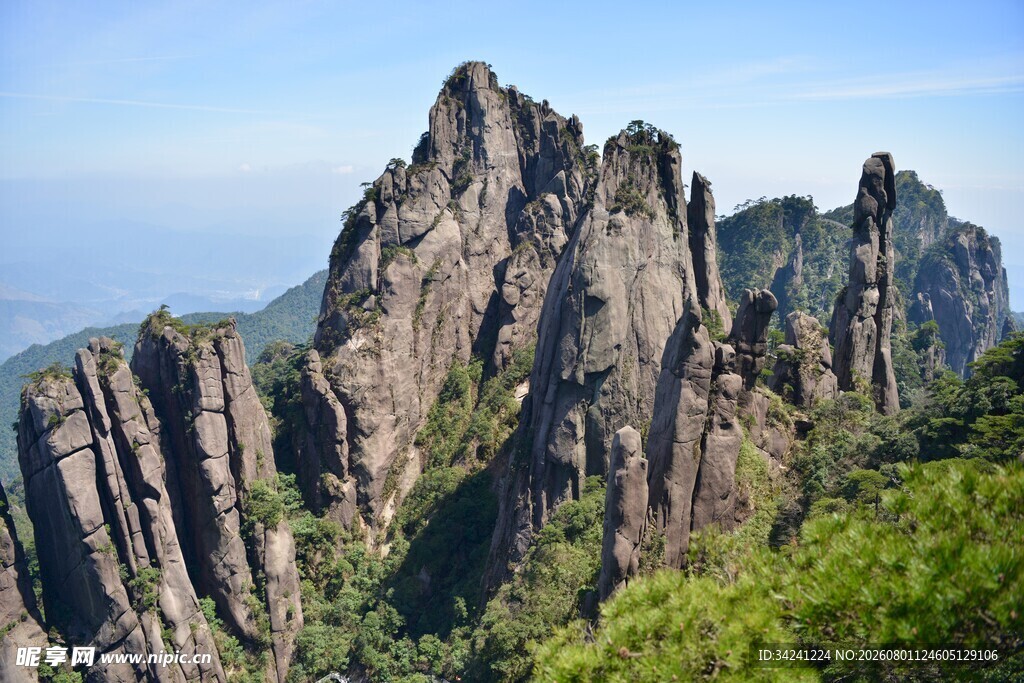壮丽奇峻的山峰景观