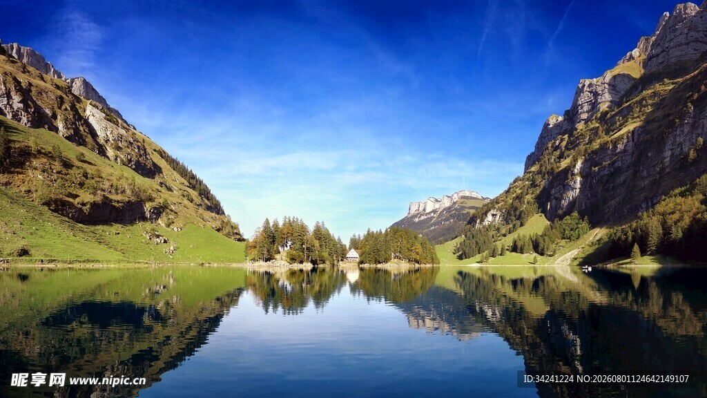 山间静谧湖景