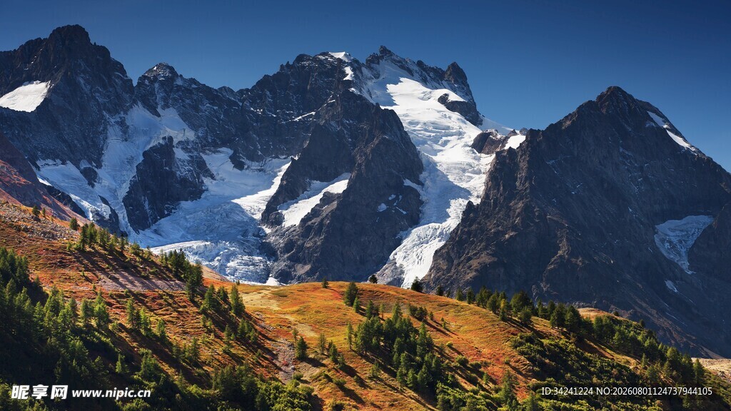 壮丽雪山与多彩山林景观