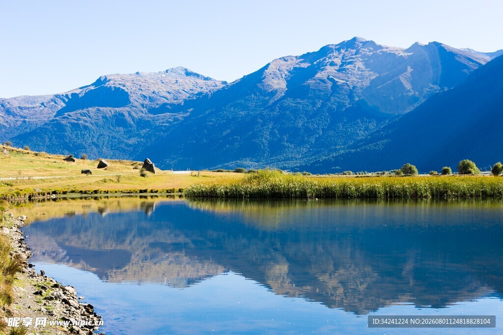 湖畔青山倒影美景