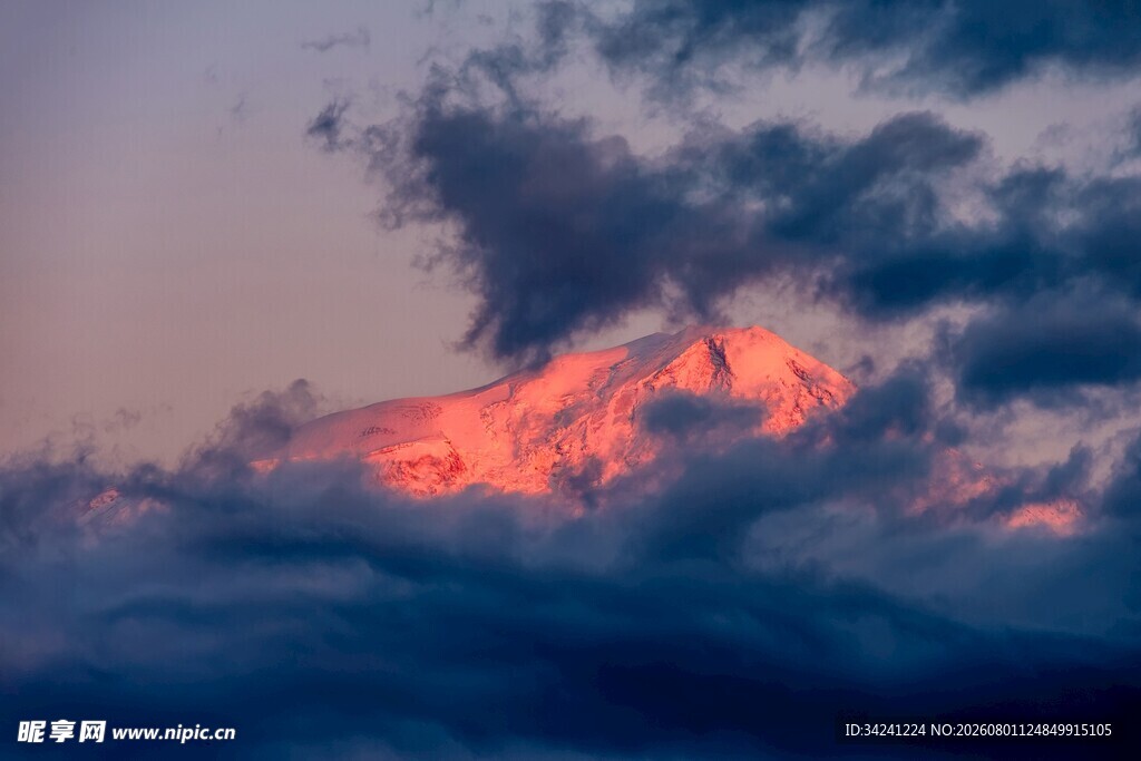 夕阳下的壮丽雪山景观