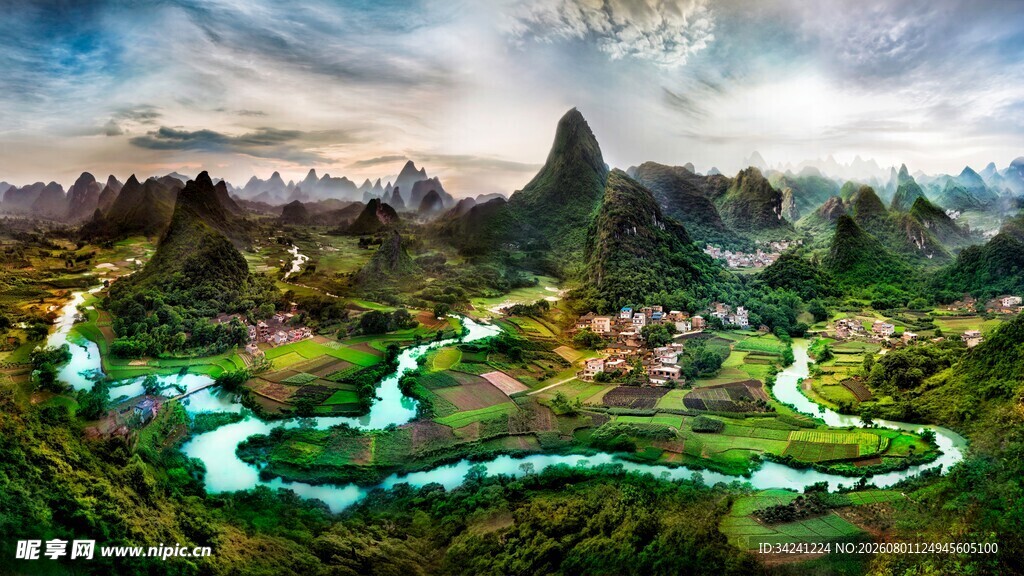 壮丽山河间蜿蜒的河流