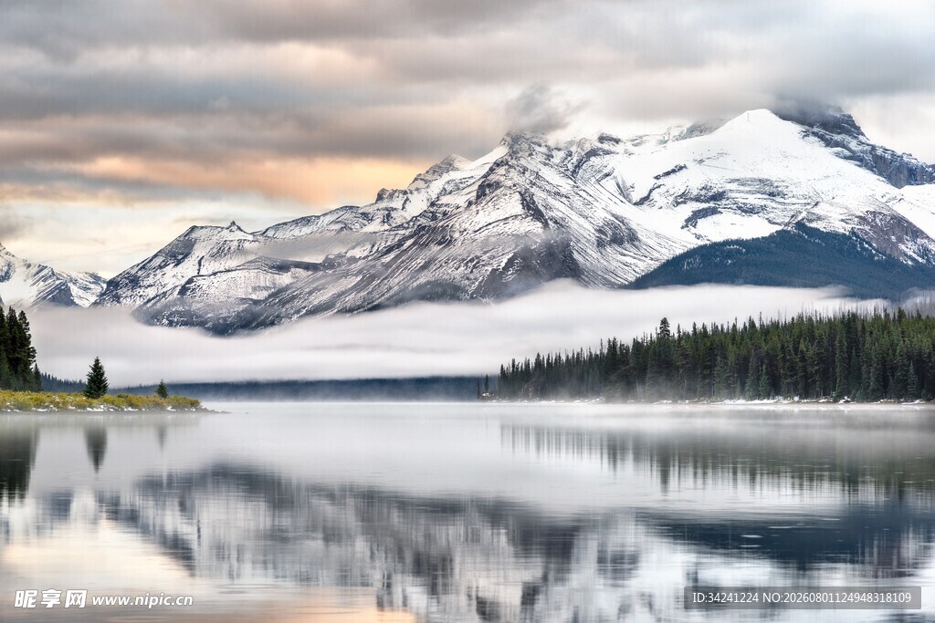 雪山湖泊静谧美景