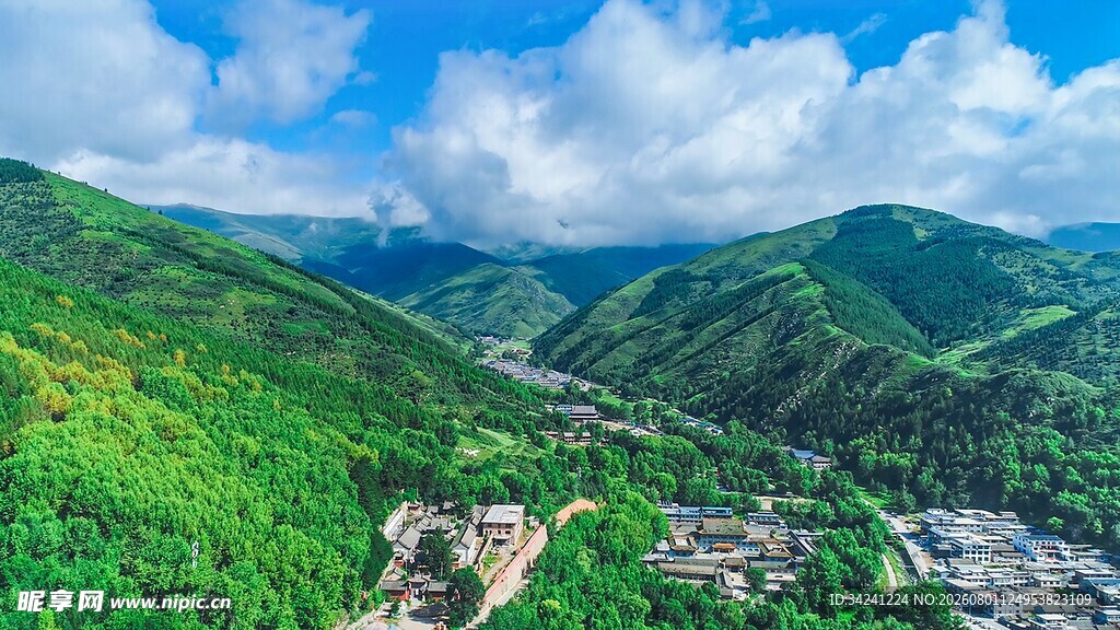 青山环抱中的村落风光
