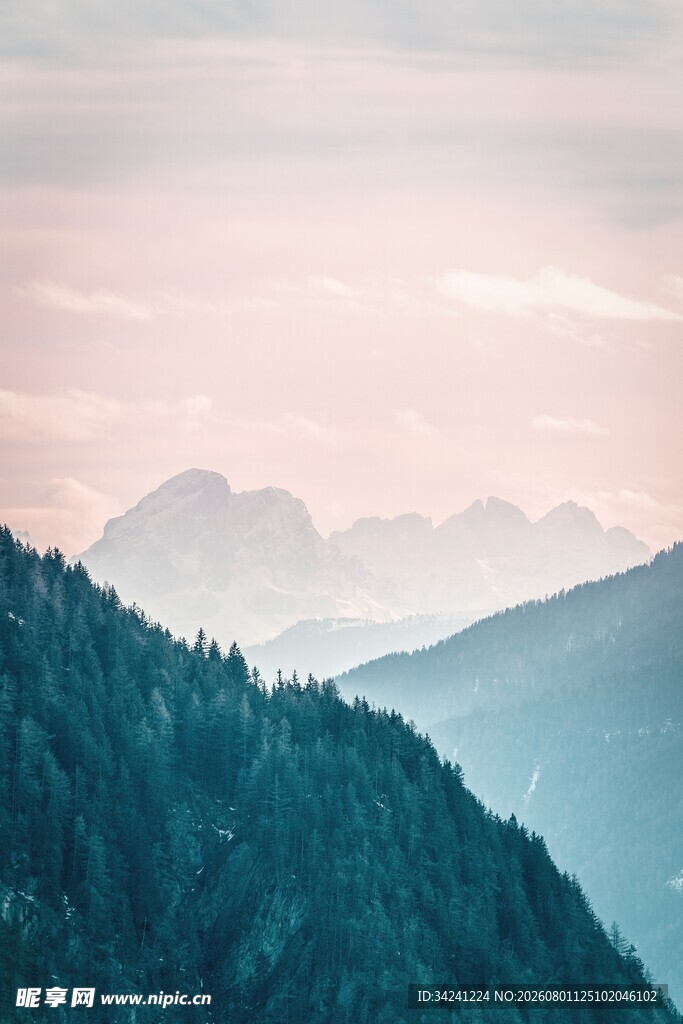 山间暮色层峦叠嶂之景