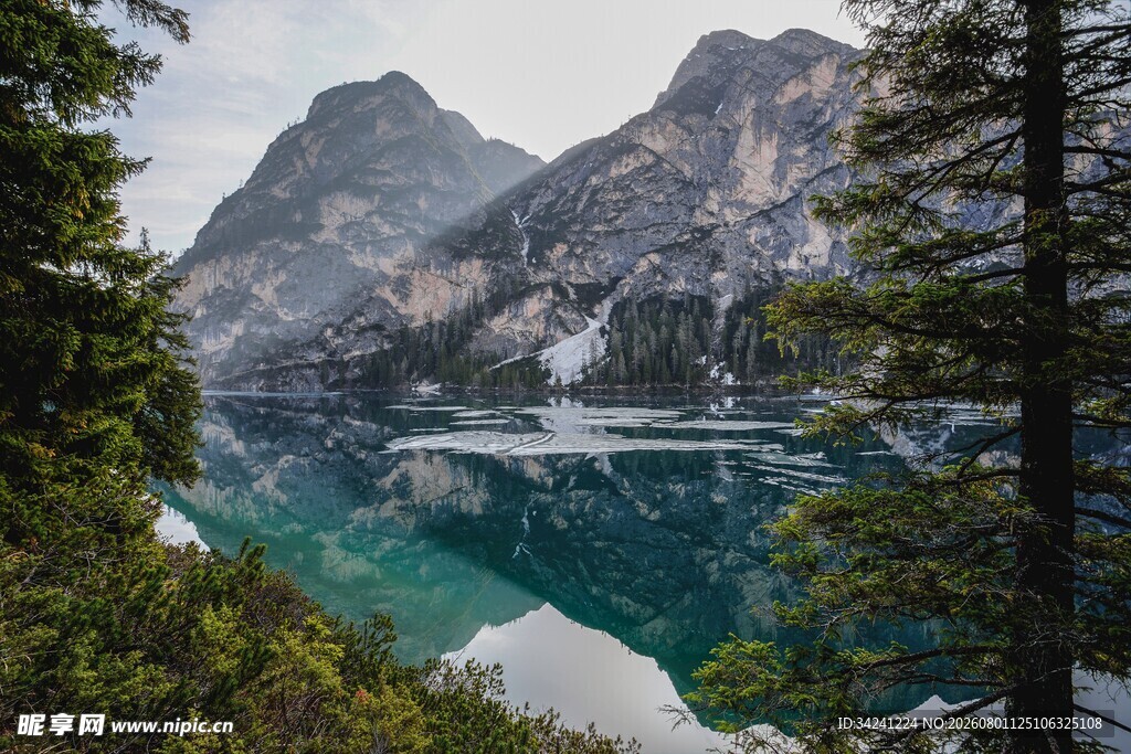 山间碧湖美景