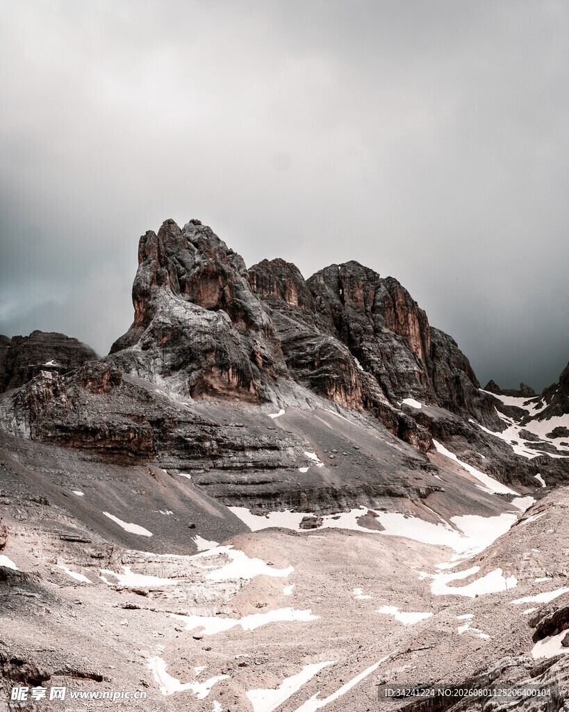雪覆山峦的壮丽自然景观